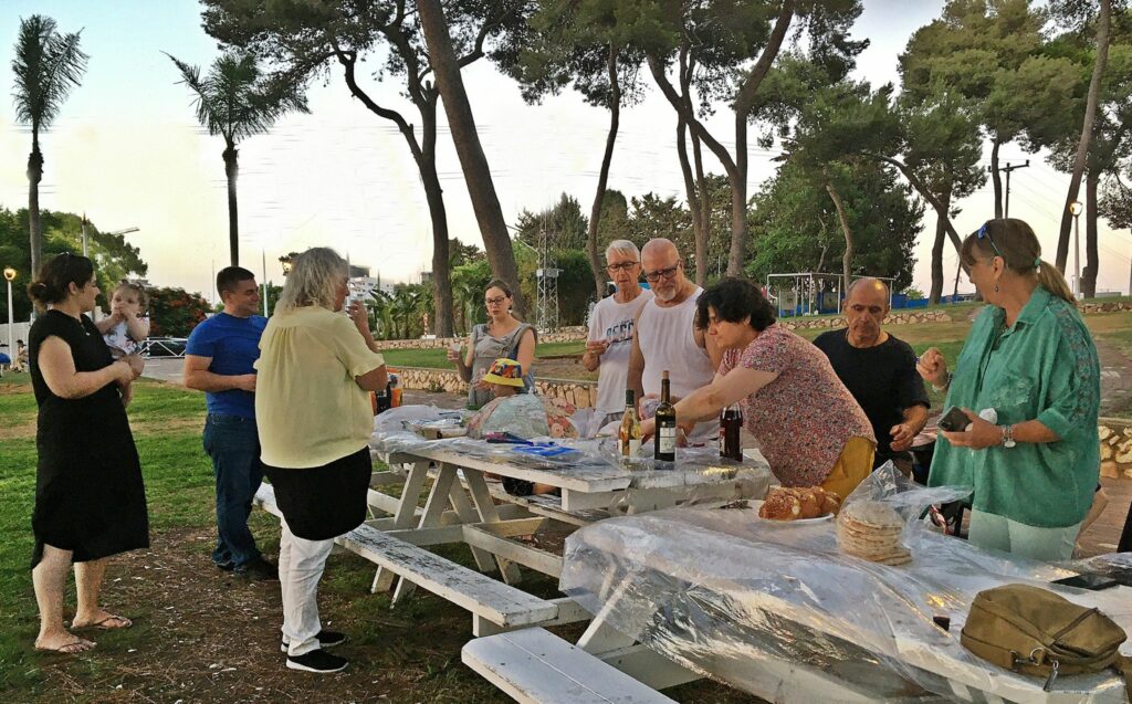 people having a picnic with other members of their congregation