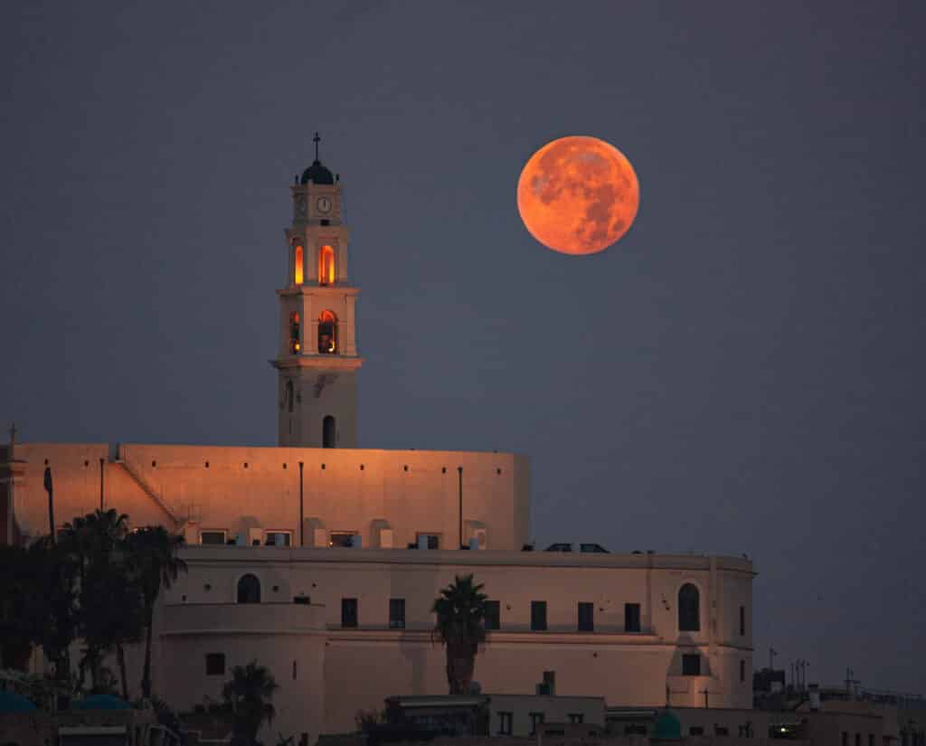 blood moon in Israel, one of many prophetic signs - like red heifers, etc