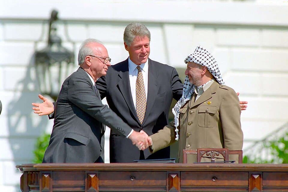At the White House, President Bill Clinton between Israeli Prime Minister Yitzhak Rabin and Palestinian leader Yasser Arafat as the two men shook hands after the Oslo Accords. Photo: Vince Musi / The White House